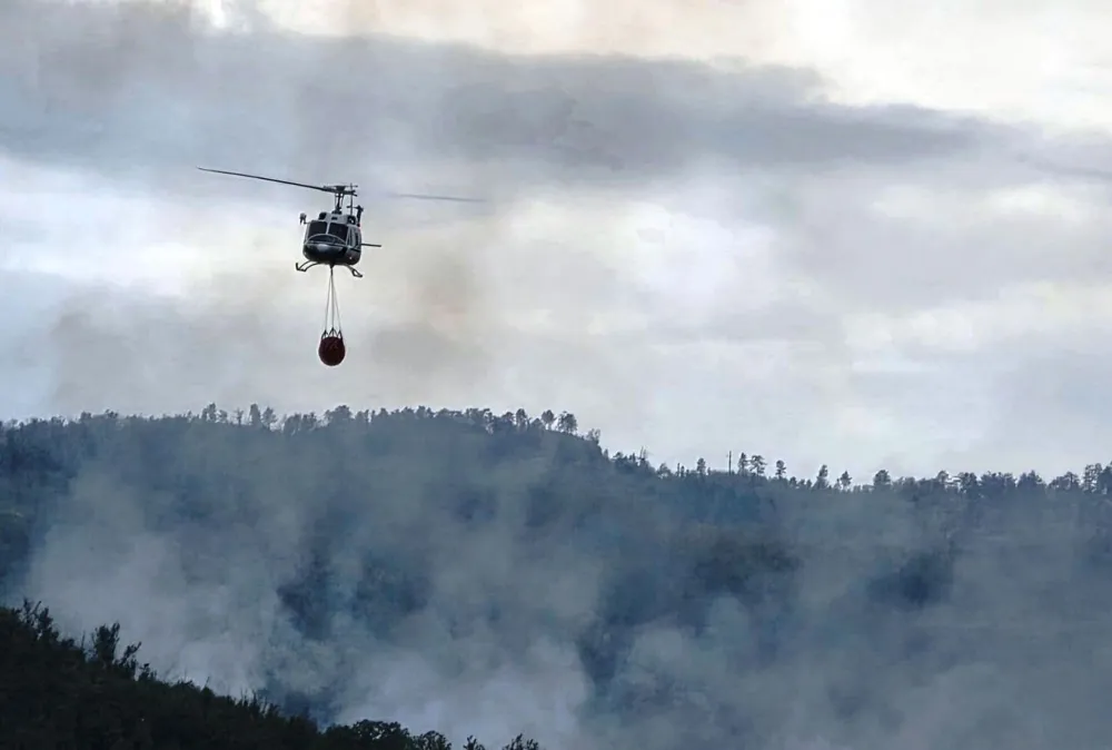 (VIDEO) Požar kod Trebinja ne jenjava: Aktiviralo se minsko polje, u pomoć stigao i helikopeter