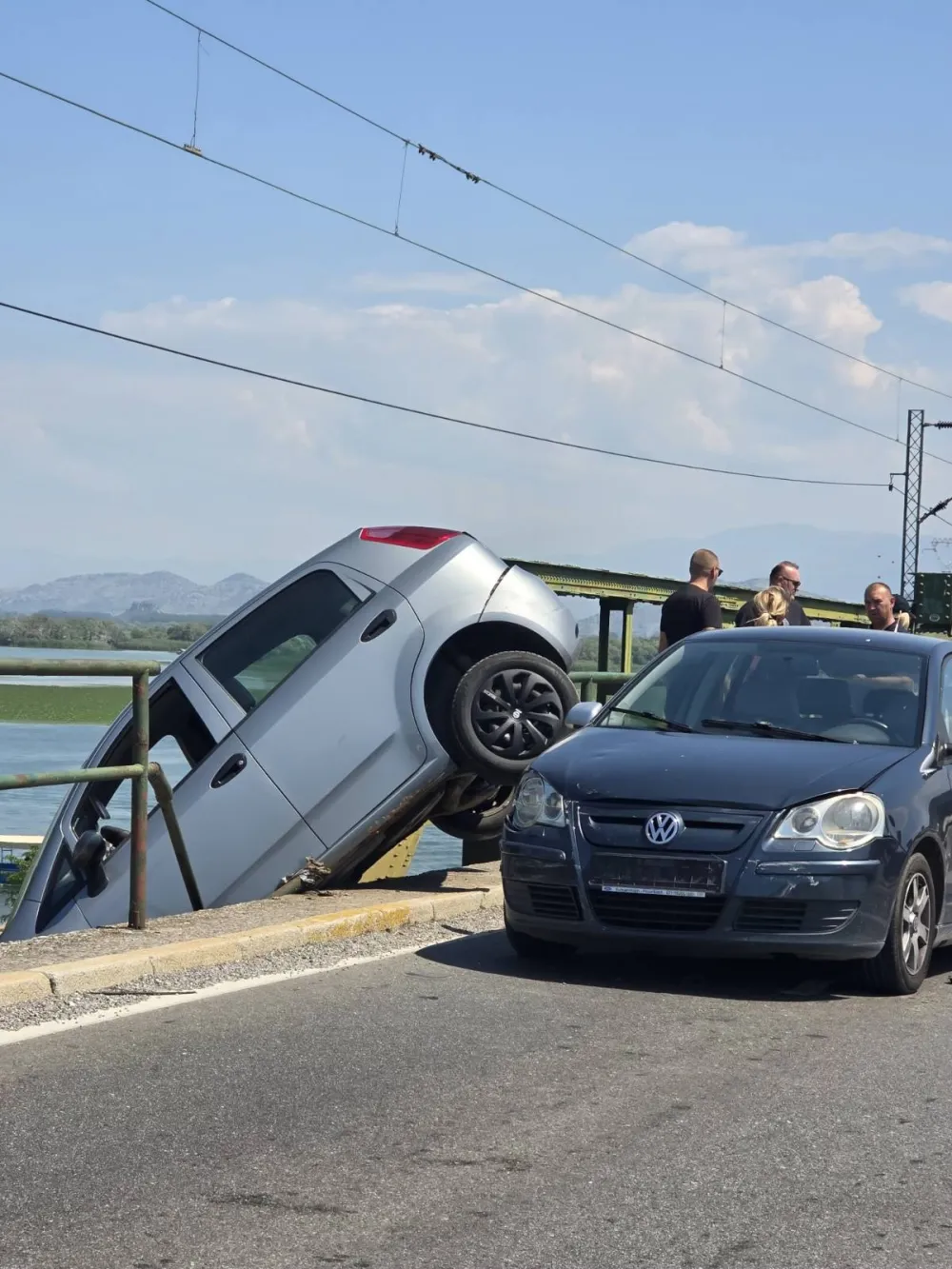 Sudar tri vozila kod Virpazara, saobraća se naizmjenično
