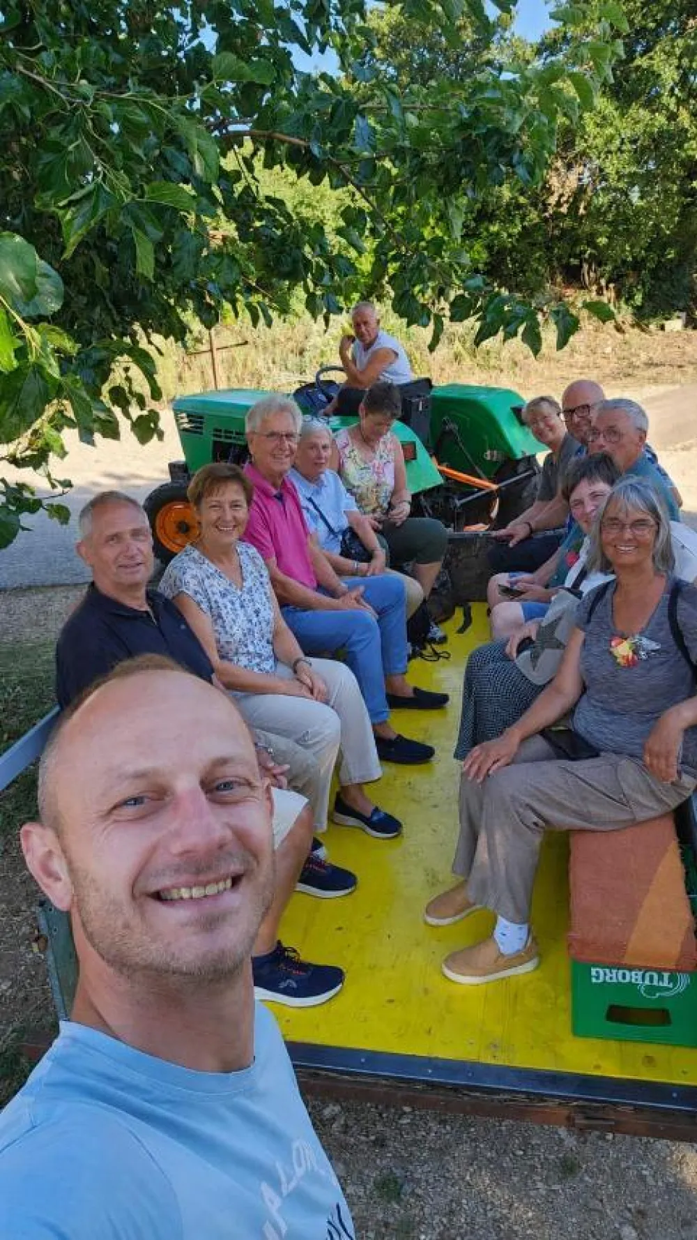 Seoski turizam prilika za plasman domaćih proizvoda: Vožnja traktorom, domaća trpeza i plodovi sa lokalnih imanjа