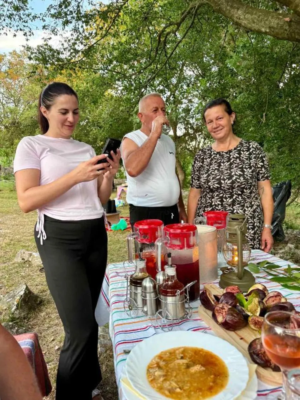 Seoski turizam prilika za plasman domaćih proizvoda: Vožnja traktorom, domaća trpeza i plodovi sa lokalnih imanjа