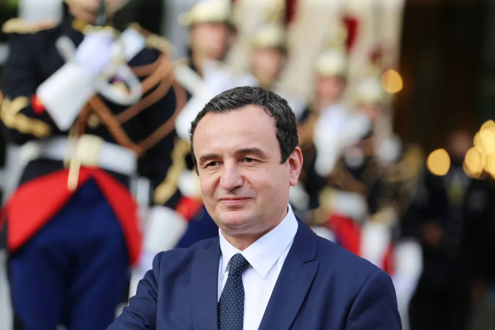 Poslanica jajima gađala Aljbina Kurtija, opet prekinuta konstitutivna sjednica parlamenta u Pri&scaron;tini