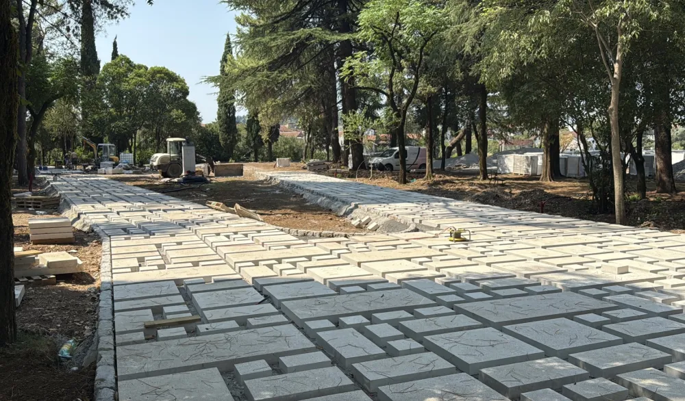 U parku Ivana Milutinovića grade pje&scaron;ačke staze: Popločavaju stare koridore