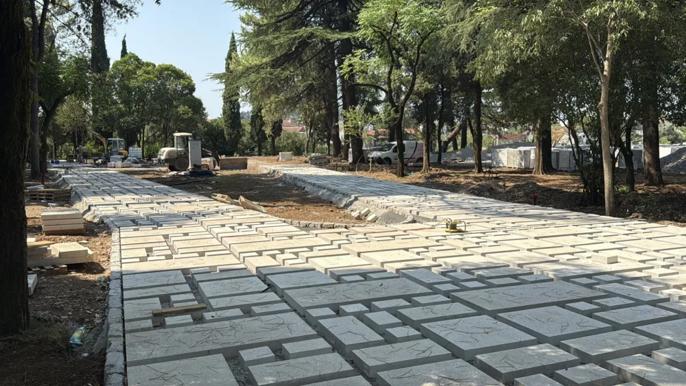 U parku Ivana Milutinovića grade pje&scaron;ačke staze: Popločavaju stare koridore