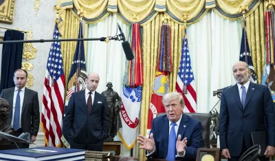 Predsjednik Donald Tramp govori tokom ceremonije potpisivanja izvr&scaron;ne uredbe u Ovalnom kabinetu Bijele kuće u Va&scaron;ingtonu, u četvrtak, 6. avgusta 2026. Slijeva nadesno: Vil &Scaron;arf, sekretar osoblja Bijele kuće; Stiven Miler, zamjenik &scaron;efa kabineta Bijele kuće; predsjednik Donald Tramp; i ministar trgovine Hauard Lutnik.