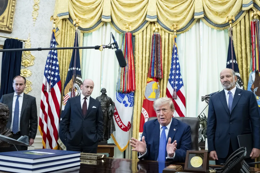 Predsjednik Donald Tramp govori tokom ceremonije potpisivanja izvr&scaron;ne uredbe u Ovalnom kabinetu Bijele kuće u Va&scaron;ingtonu, u četvrtak, 6. avgusta 2026. Slijeva nadesno: Vil &Scaron;arf, sekretar osoblja Bijele kuće; Stiven Miler, zamjenik &scaron;efa kabineta Bijele kuće; predsjednik Donald Tramp; i ministar trgovine Hauard Lutnik.