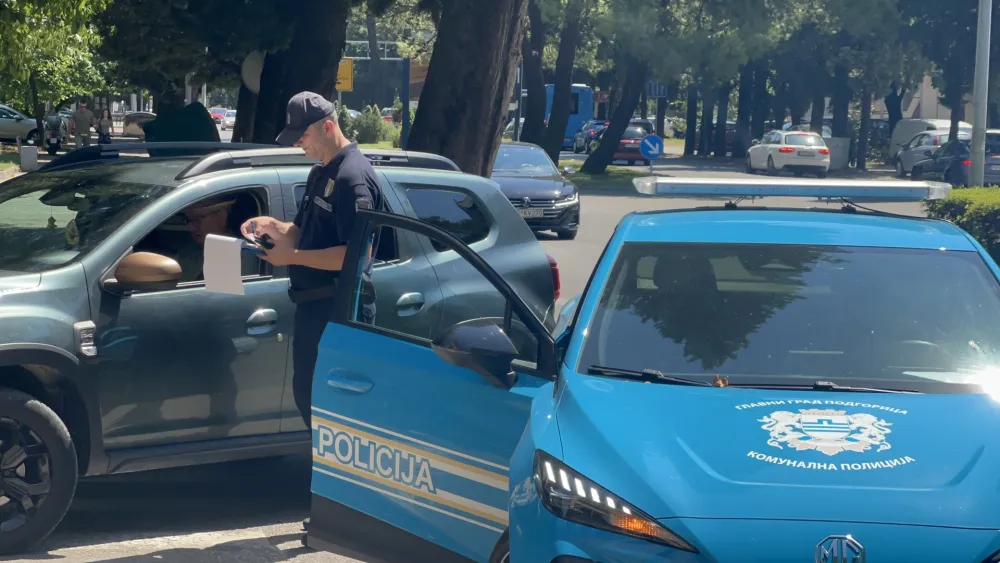 (FOTO/VIDEO) Komunalna policija kažnjava nepropisno parkiranje i zaustavljanje: "Samo minut" ko&scaron;ta 100 eura