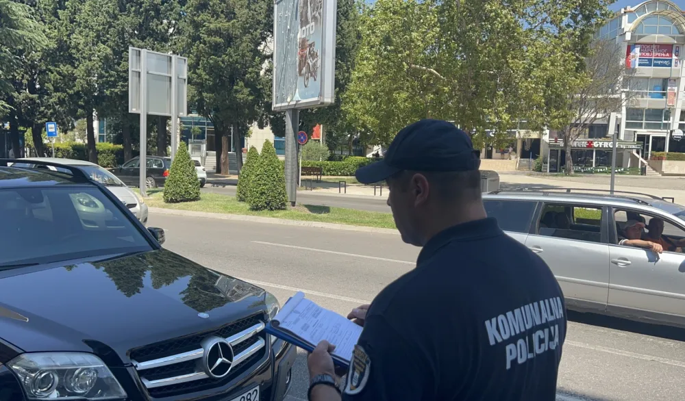 (FOTO/VIDEO) Komunalna policija kažnjava nepropisno parkiranje i zaustavljanje: "Samo minut" ko&scaron;ta 100 eura