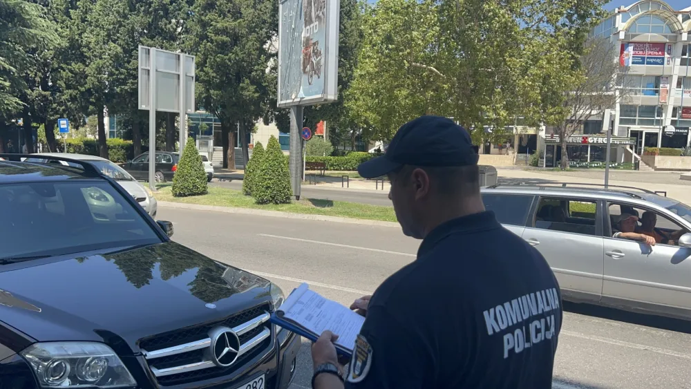 (FOTO/VIDEO) Komunalna policija kažnjava nepropisno parkiranje i zaustavljanje: "Samo minut" ko&scaron;ta 100 eura