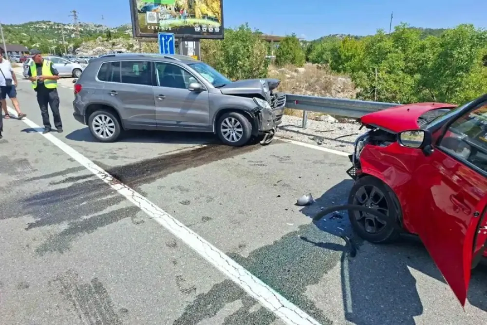 Sudar tri automobila na Očinićima
