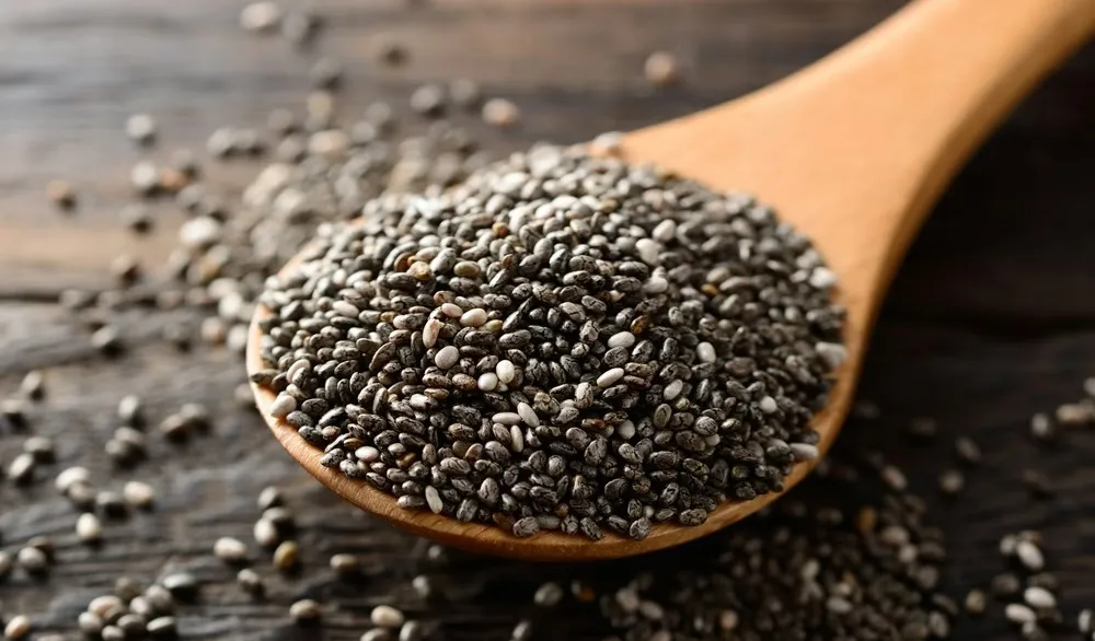 Da li treba da pijemo vodu sa čija sjemenkama? Dijetetičarka obja&scaron;njava koristi, rizike i mitove