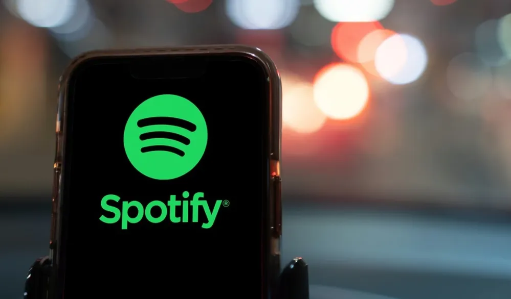 Spotify počinje da označava AI izvođače i uklanja ih iz preporuka