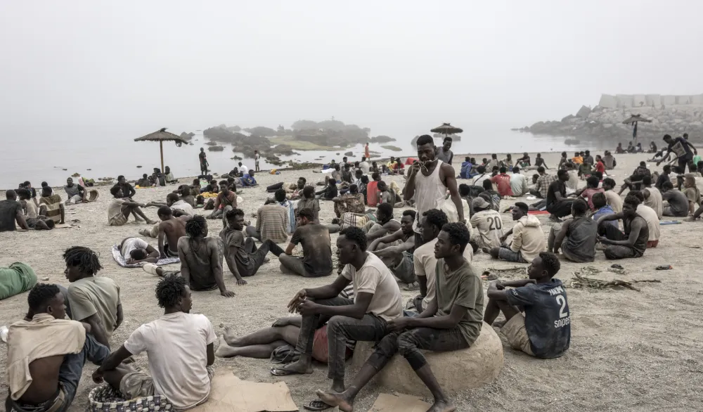 Migranti iz subsaharske Afrike čekaju na plaži humanitarnu pomoć u Seuti, u &Scaron;paniji, 1. avgusta 2026. godine.