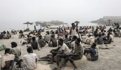 Migranti iz subsaharske Afrike čekaju na plaži humanitarnu pomoć u Seuti, u &Scaron;paniji, 1. avgusta 2026. godine.