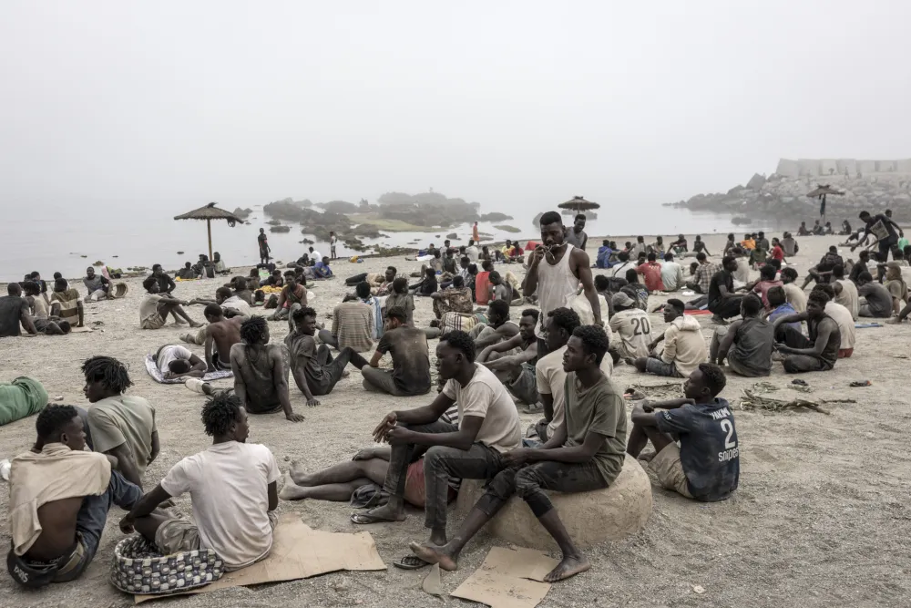 Migranti iz subsaharske Afrike čekaju na plaži humanitarnu pomoć u Seuti, u &Scaron;paniji, 1. avgusta 2026. godine.