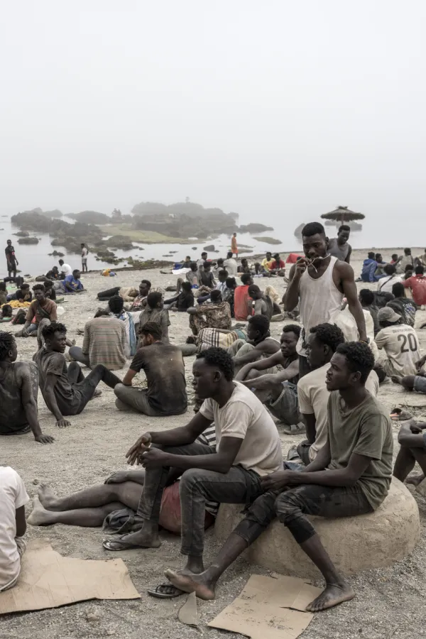 Migranti iz subsaharske Afrike čekaju na plaži humanitarnu pomoć u Seuti, u &Scaron;paniji, 1. avgusta 2026. godine.