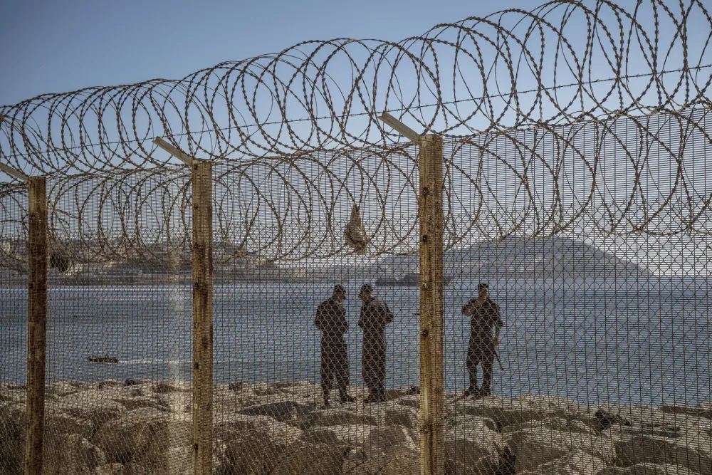 Marokanski graničari i čamci patroliraju obalom na granici sa &Scaron;panijom u Fnideku, u Maroku, 2. avgusta 2026. godine. Talas dezinformacija na internetu doprinio je porastu broja migranata u &scaron;panskoj enklavi Seuti koji su poku&scaron;avali da stignu do Evrope, pri čemu je poginulo oko 90 ljudi.