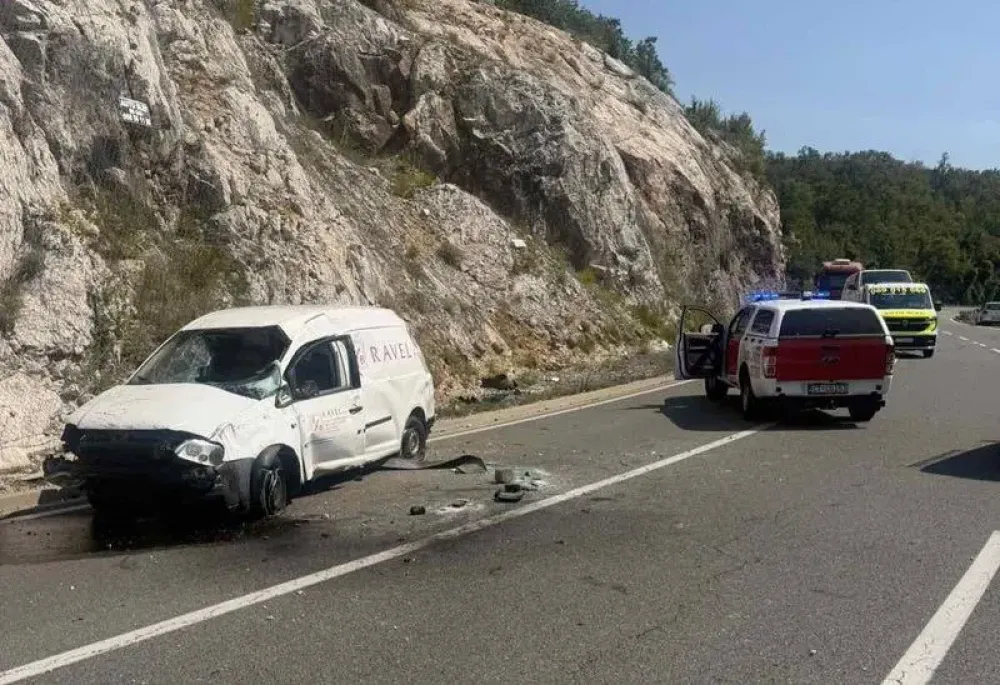 Vozilo udarilo u stijenu na Obzovici, povrijeđena jedna osoba