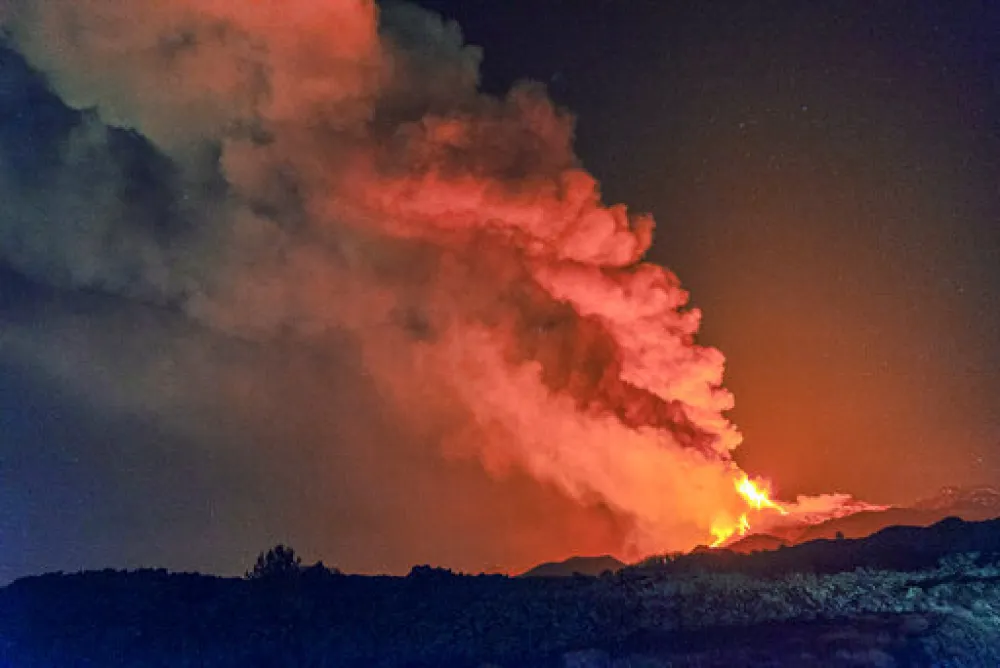 Etna peti dan zaredom izbacuje pepeo, zatvoren aerodrom u Kataniji