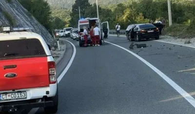 Sudar tri vozila na putu Cetinje - Budva, povrijeđene dvije osobe