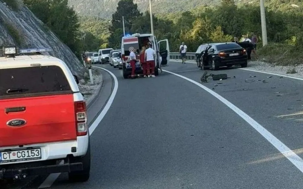 Sudar tri vozila na putu Cetinje - Budva, povrijeđene dvije osobe