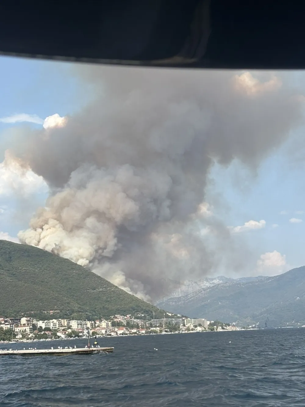 Vjetar ponovo rasplamsao vatru na požarima u Herceg Novom