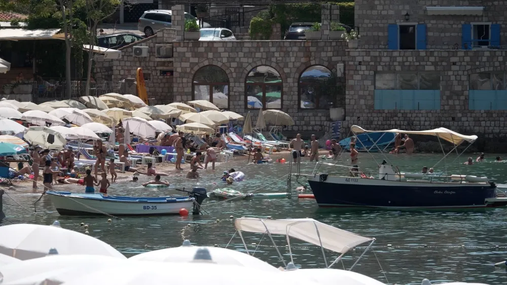 (VIDEO) U Crnoj Gori 172.000 turista, hotelijeri zadovoljni popunjeno&scaron;ću