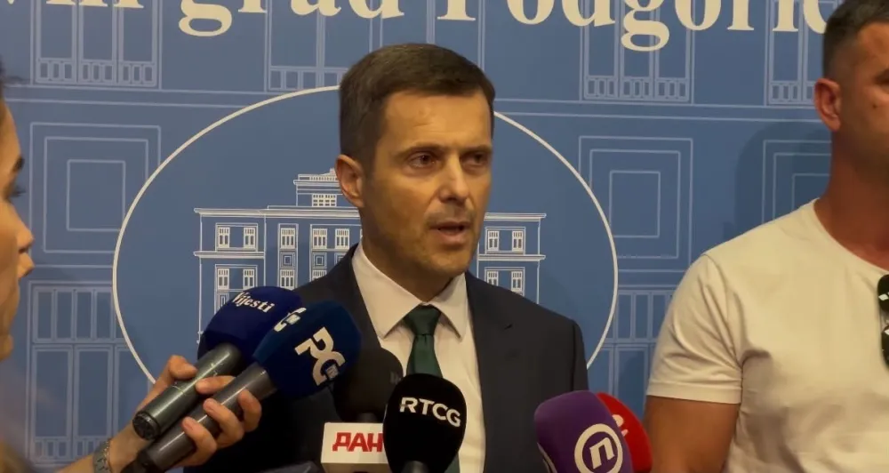 Mujović: Oko 500 parking mjesta biće oslobođeno uklanjanjem napu&scaron;tenih vozila