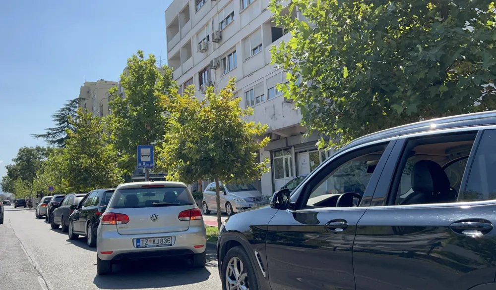 (VIDEO) Komunalna policija već napisala 800 kazni zbog nepropisnog parkiranja: Da bi bilo reda, mora biti i parking mjesta