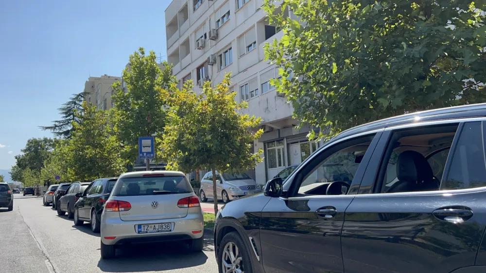 (VIDEO) Komunalna policija već napisala 800 kazni zbog nepropisnog parkiranja: Da bi bilo reda, mora biti i parking mjesta