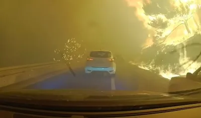 (VIDEO) Dramatičan snimak iz Omi&scaron;a: Porodica sa djetetom bježala kroz vatru                                               