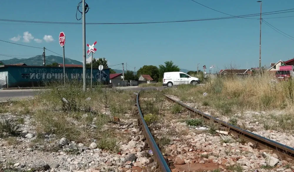 Jedan od neza&scaron;tićenih pružnih prelaza kod Nik&scaron;ića