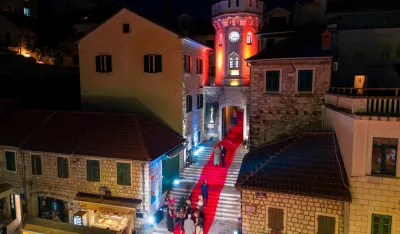 Crveni tepih na glavnom gradskom trgu u Herceg Novom 