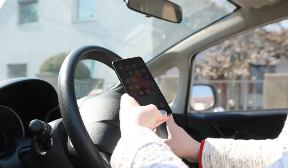Kažnjeno 45 vozača zbog kori&scaron;ćenja mobilnog telefona tokom vožnje