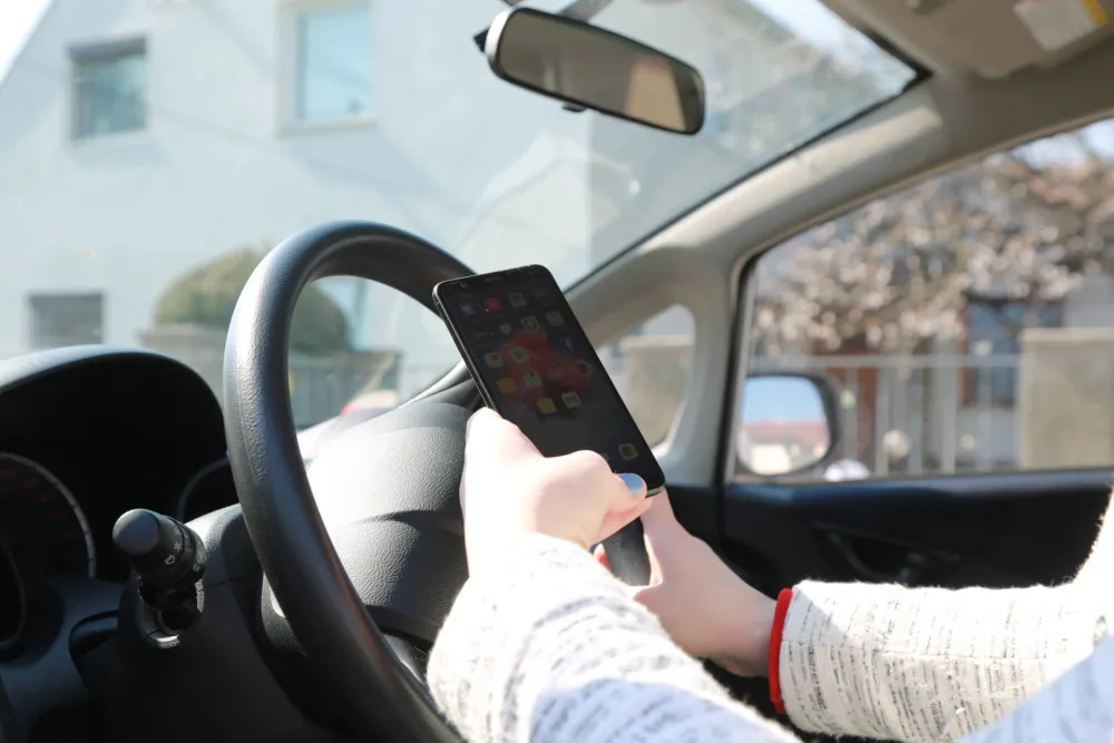 Kažnjeno 45 vozača zbog kori&scaron;ćenja mobilnog telefona tokom vožnje