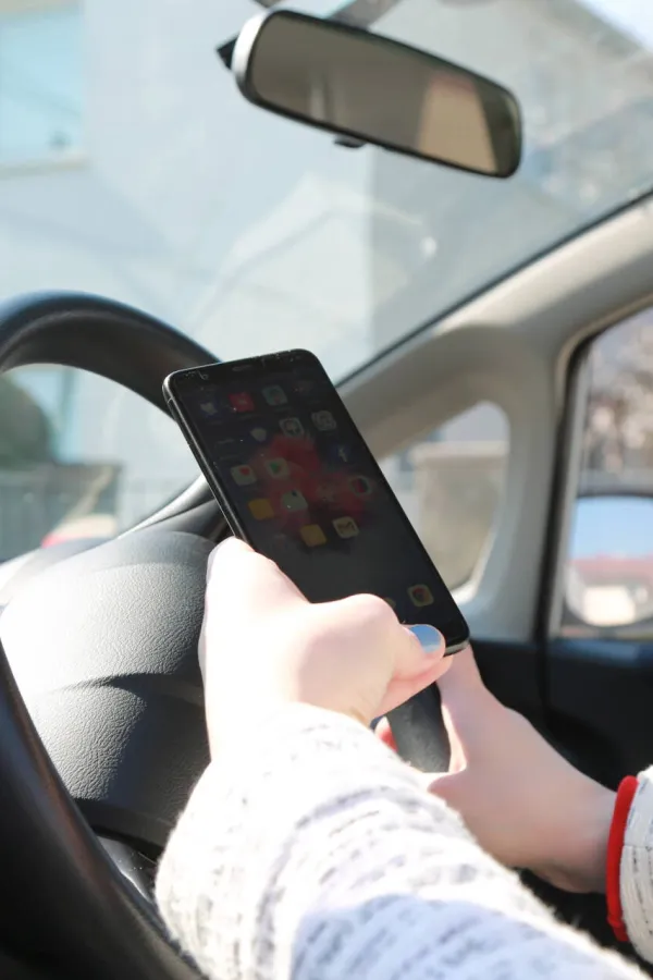 Kažnjeno 45 vozača zbog kori&scaron;ćenja mobilnog telefona tokom vožnje