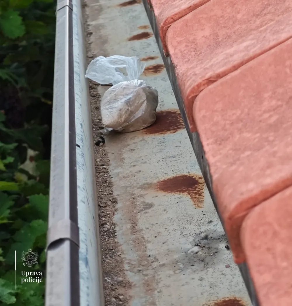 Podgorici: Uhap&scaron;ene dvije osobe osumnjičene za uličnu prodaju droge, pronađen heroin i oduzeta vozila