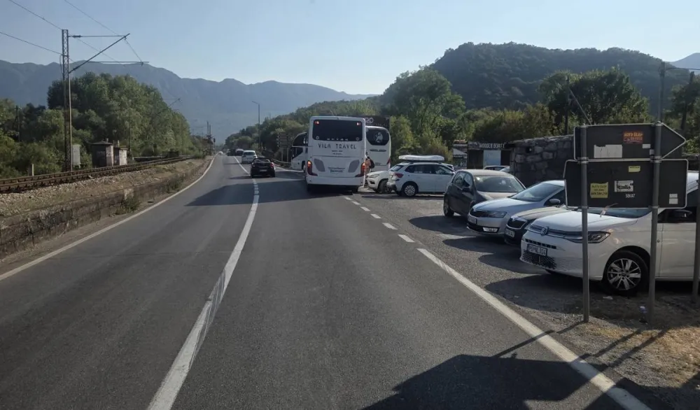 Vozači turističkih autobusa upozoravaju na crne tačke duž Primorja: Parking aerodroma u Tivtu zastiđe države