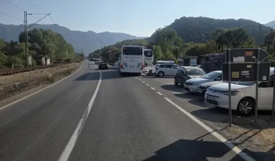 Vozači turističkih autobusa upozoravaju na crne tačke duž Primorja: Parking aerodroma u Tivtu zastiđe države