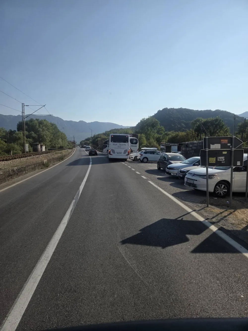Vozači turističkih autobusa upozoravaju na crne tačke duž Primorja: Parking aerodroma u Tivtu zastiđe države
