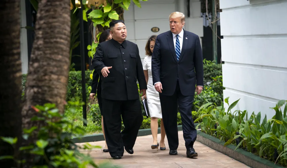 Predsjednik Donald Tramo &scaron;eta sa Kim Džong Unom, liderom Sjeverne Koreje tokom samita u Vijetnamu u februaru 2019. 