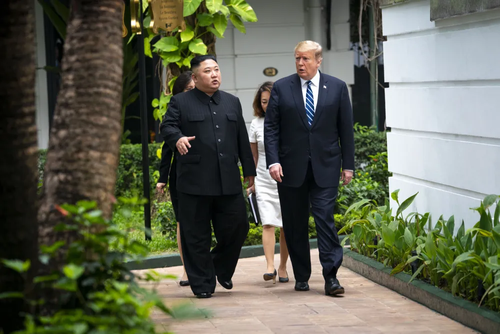 Predsjednik Donald Tramo &scaron;eta sa Kim Džong Unom, liderom Sjeverne Koreje tokom samita u Vijetnamu u februaru 2019. 