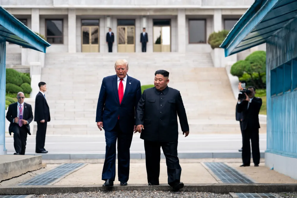 Predsjednik Donald Tramp &scaron;eta sa Kim Džong Unom, liderom Sjeverne Koreje tokom sastanka u junu 2019. 