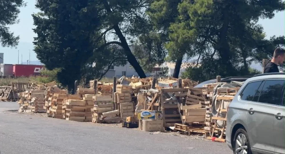 (VIDEO) Kamionska pijaca zapu&scaron;tena godinama: Olupine i smeće dočekuju kupce