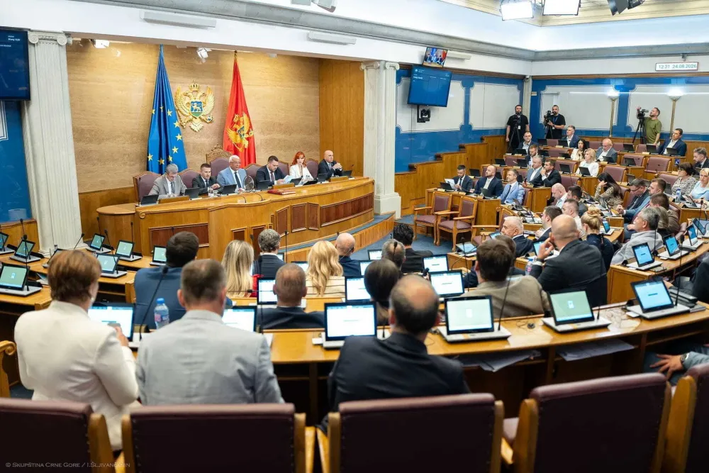 Božović: Usvojeni amandmani u obliku u kojem ih je predložila Vlada; Živković: Dati ovakvu moć pravosuđu je jako opasno