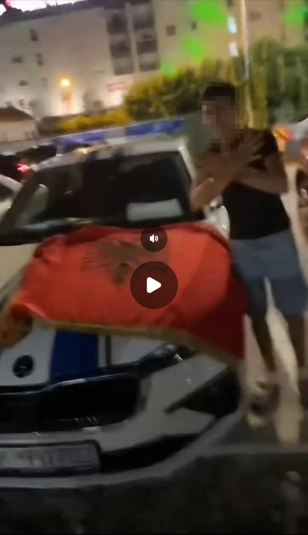 UP: Procesuirane četiri osobe zbog postavljanja albanske zastave na policijsko vozilo u Tuzima