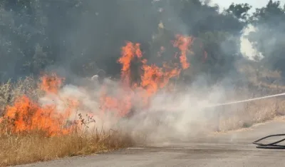 Aktivno vi&scaron;e požara u Nik&scaron;iću, ugroženi objekti