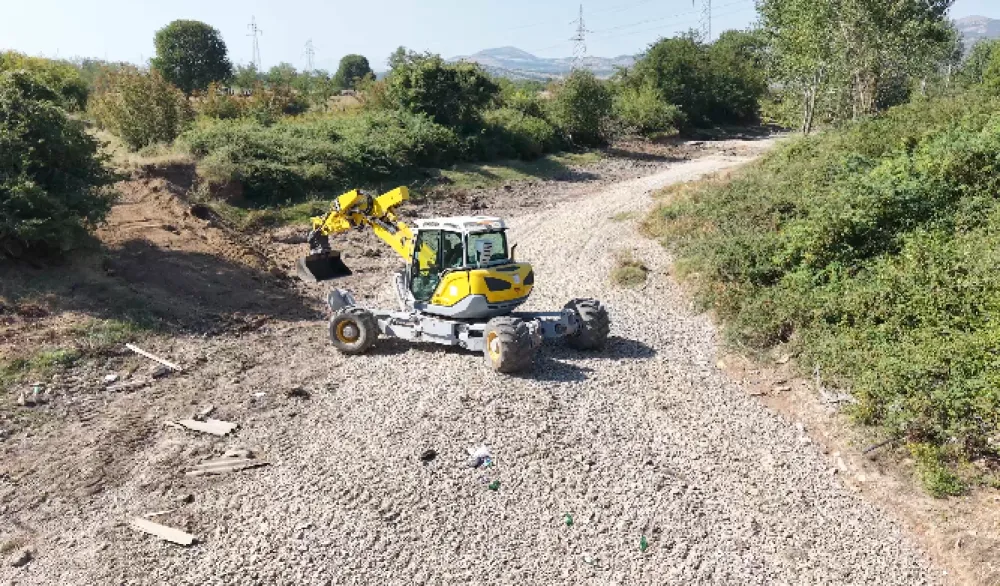 (VIDEO) Počela sanaciju korita rijeke od Komanskog do plavog mosta: Za 30 dana očistiće tri kilometra Sitnice