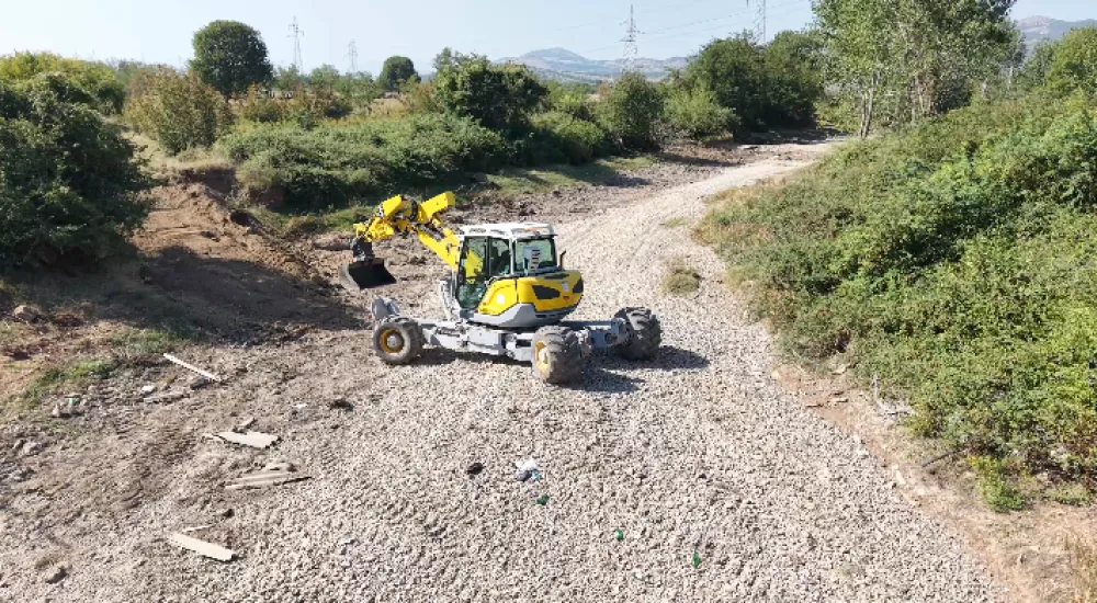 (VIDEO) Počela sanaciju korita rijeke od Komanskog do plavog mosta: Za 30 dana očistiće tri kilometra Sitnice