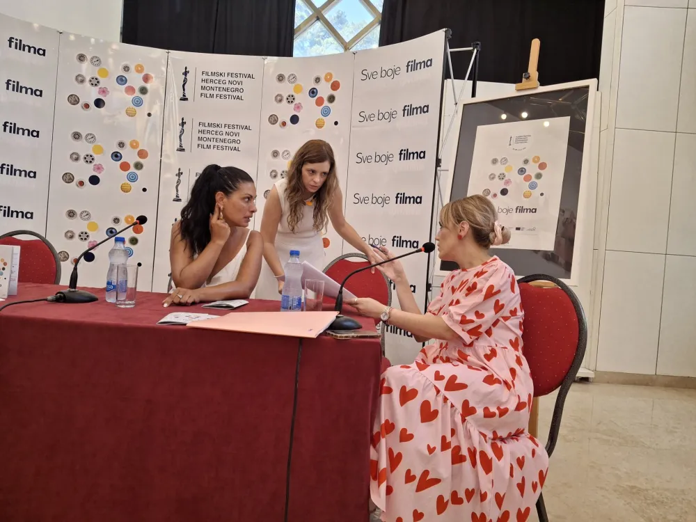 Dogovor pred početak konferencije za novinare