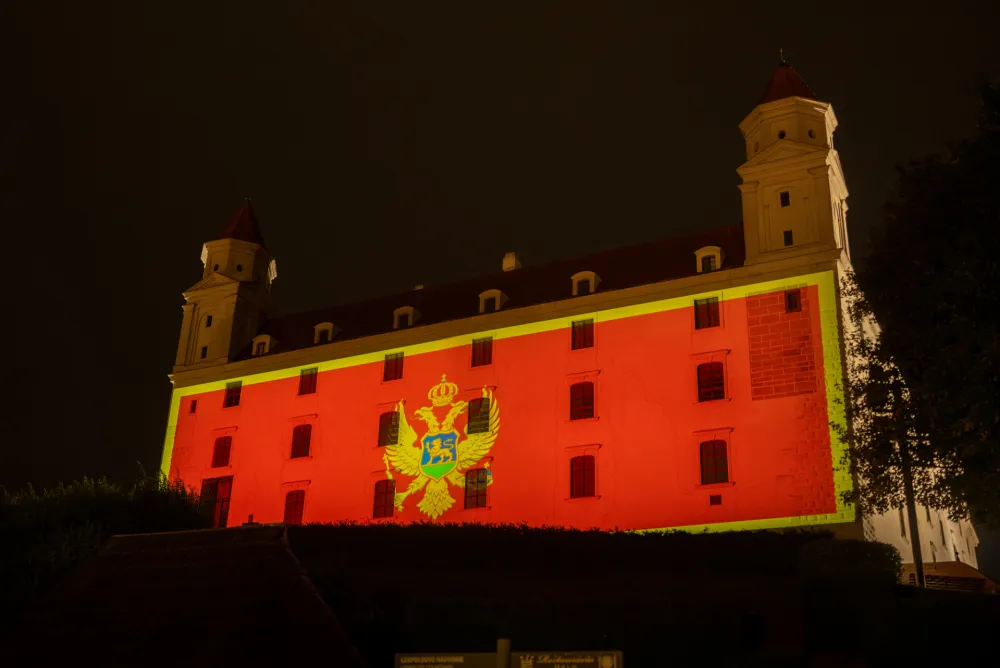 Bratislavski dvorac u bojama crnogorske zastave